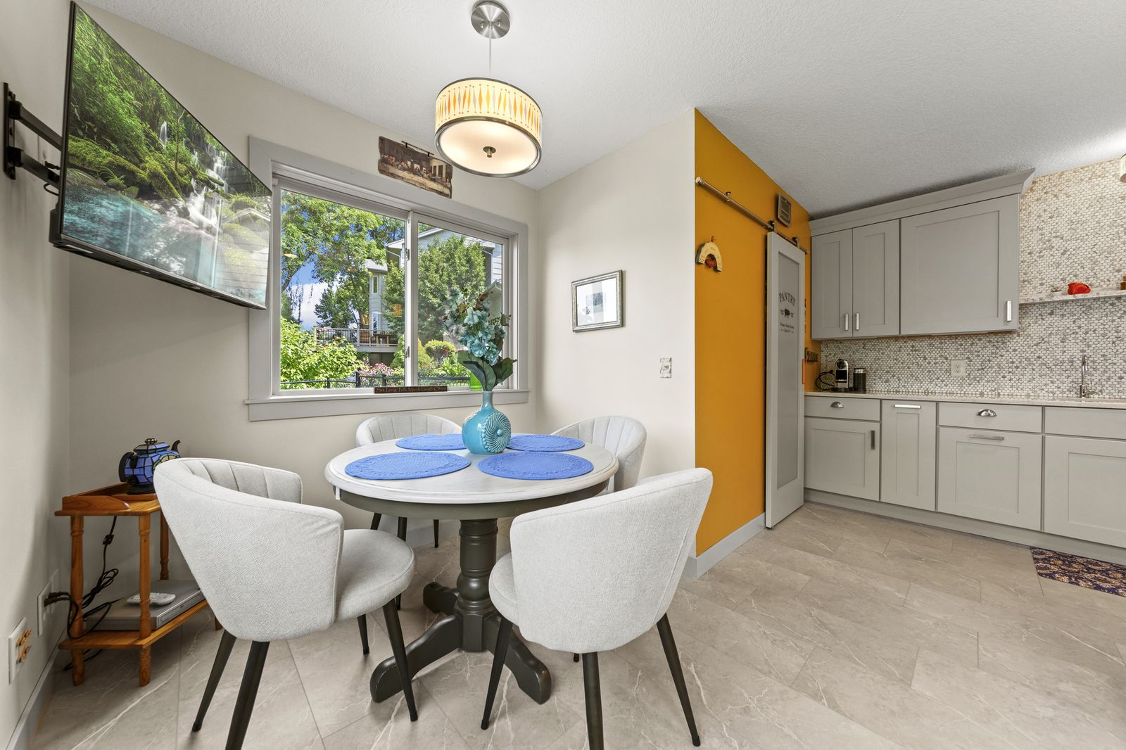 Dining area adjacent to kitchen with round table
