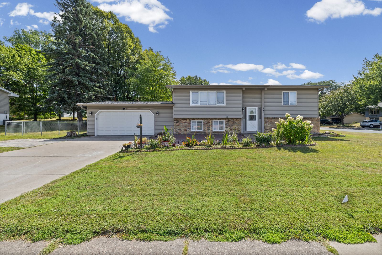 Photo of 8921 49th Avenue North, New Hope, MN 55428