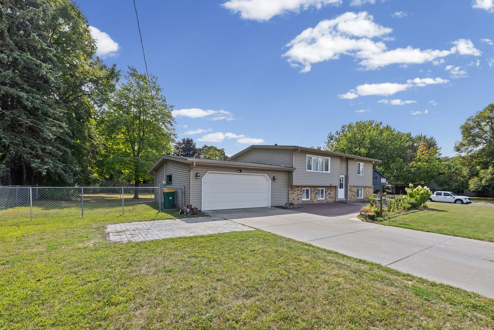 Photo of 8921 49th Avenue North, New Hope, MN 55428