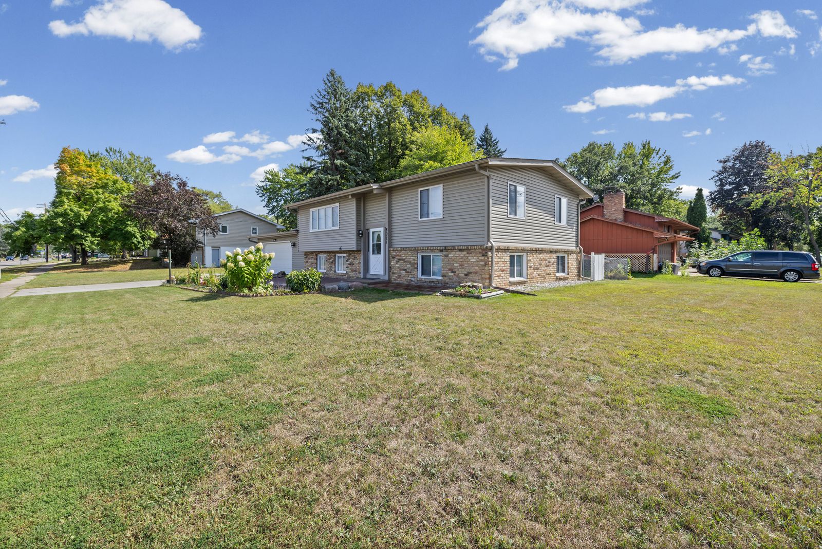 Photo of 8921 49th Avenue North, New Hope, MN 55428